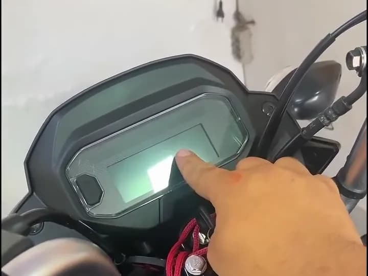 Técnico da CAAD mostrando o painel de uma moto que não liga sem a TAG de bloqueio