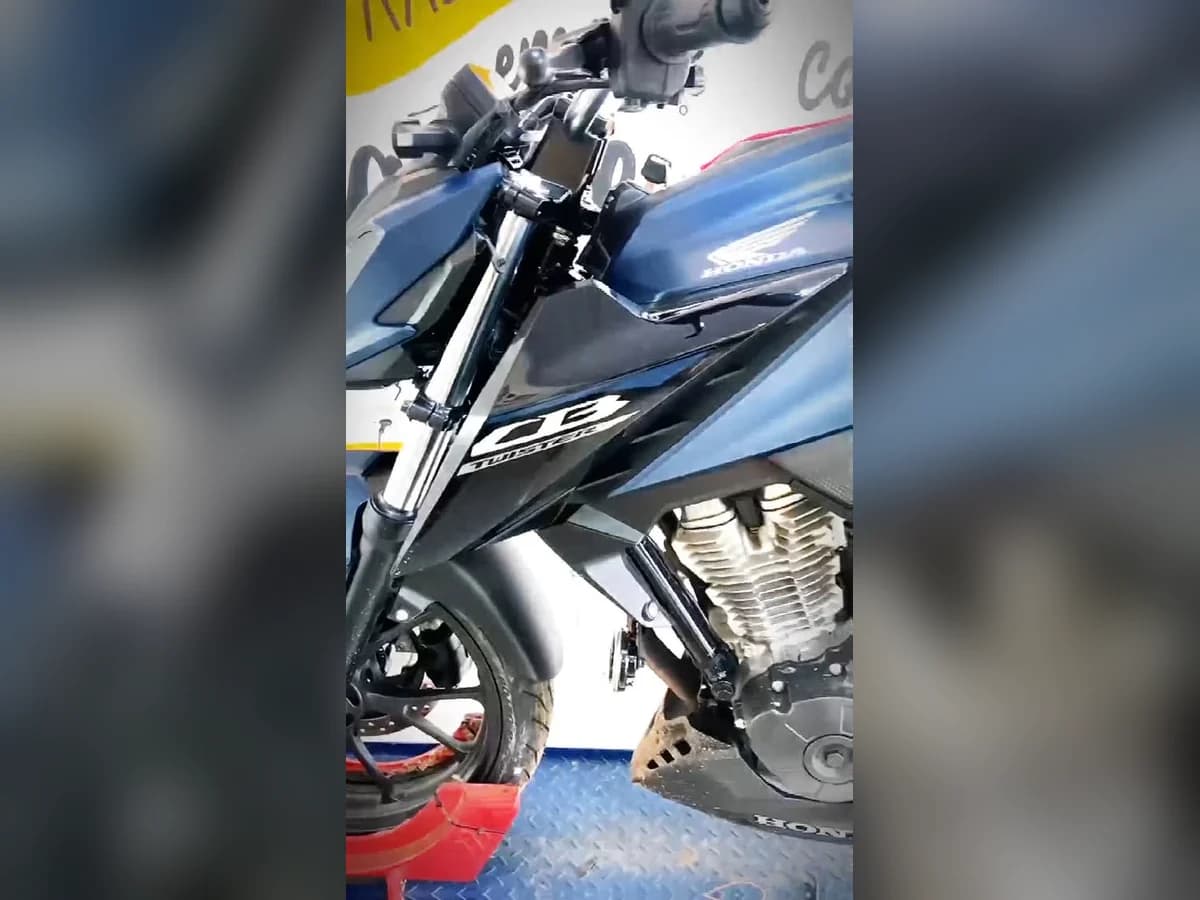 Motocicleta protegida na oficina da CAAD Segurança